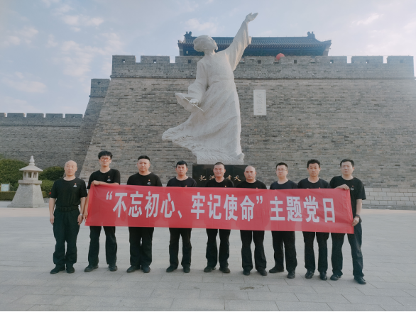 諸城守押大隊黨支部超然臺黨性教育基地開展“不忘初心、牢記使命”現(xiàn)場教學(xué)活動405.png